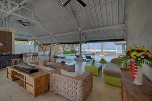 Luksus-villa - 5 soveværelser - strandudsigt - ved stranden | Opholdsområde | Fladskærms-tv, Netflix, streamingtjenester