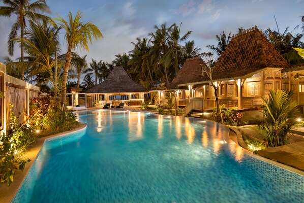 Una piscina al aire libre