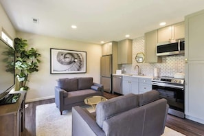 TV, offices - No StAiRs! Taneycomo Designer Touches (Branson)