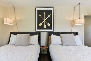 2 habitaciones y tabla de planchar con plancha 