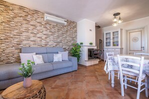 TV, table tennis - Villa "Gle" with Pool, Garden & Air Conditioning (Quartu Sant'Elena)