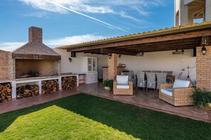 Outdoor dining - Villa "Gle" with Pool, Garden & Air Conditioning (Quartu Sant'Elena)