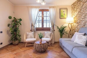 TV, table tennis - Villa "Gle" with Pool, Garden & Air Conditioning (Quartu Sant'Elena)