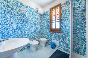 Shower, hair dryer, towels - Villa "Gle" with Pool, Garden & Air Conditioning (Quartu Sant'Elena)