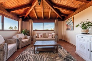 TV, table tennis - Villa "Gle" with Pool, Garden & Air Conditioning (Quartu Sant'Elena)