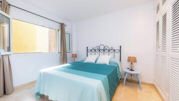 3 slaapkamers, een strijkplank/strijkijzer, gratis wifi, beddengoed