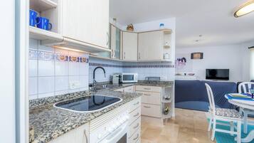 Een koelkast, een microgolfoven, een oven, een kookplaat