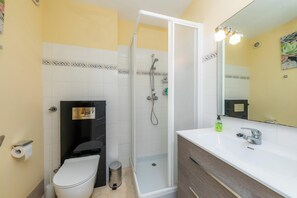 Tina, secadora de cabello, toallas