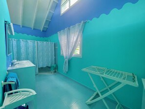 Ducha, secador de pelo y toallas