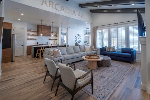 Arcadia 48 | Pinball * SLEEPS 25 * Ping Pong