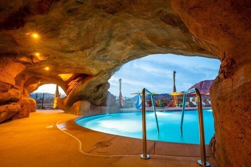 Arcadia 48 | Pinball * SLEEPS 25 * Ping Pong