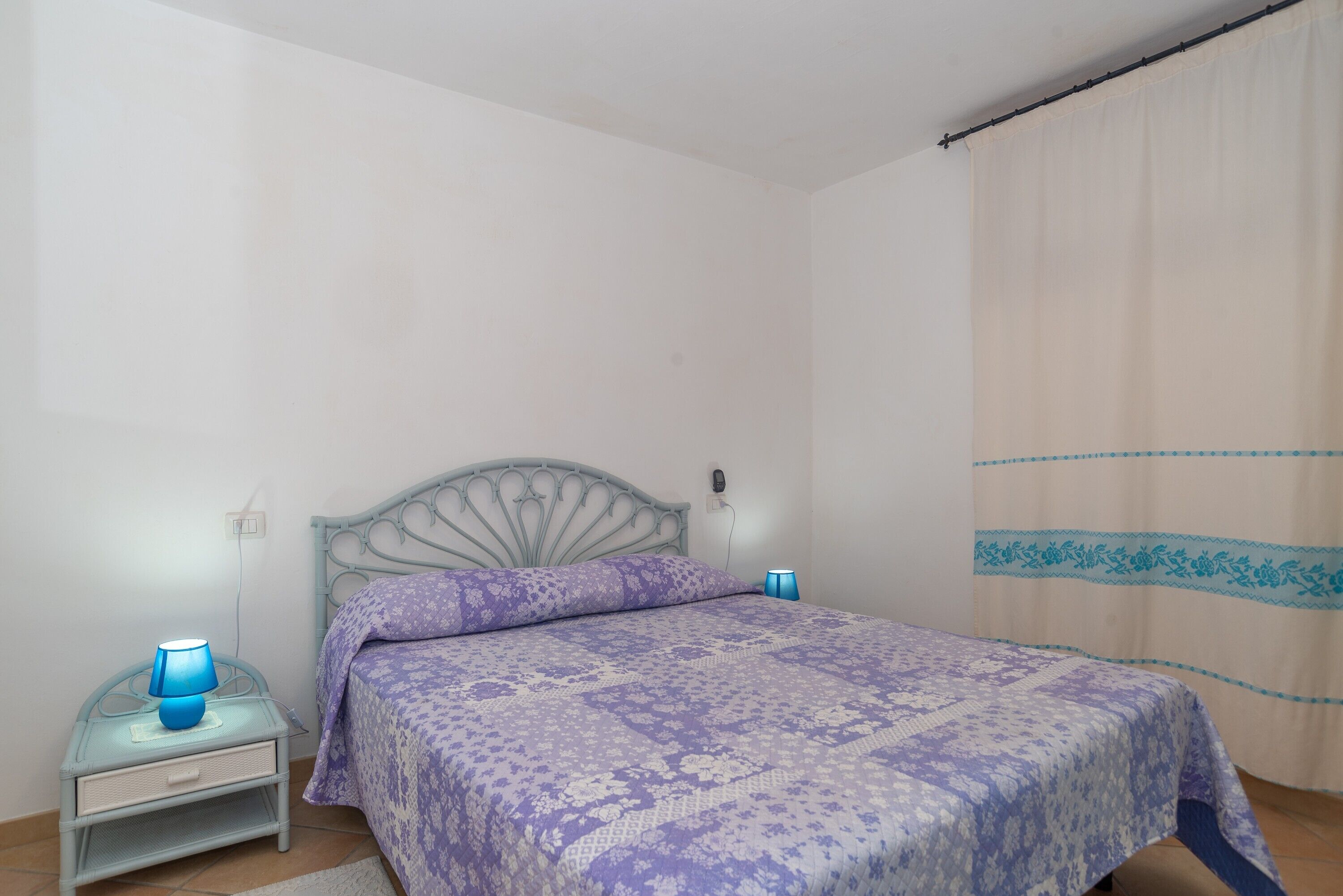 1 habitación, tabla de planchar con plancha y ropa de cama 