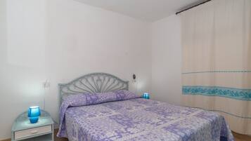 1 habitación, tabla de planchar con plancha y ropa de cama