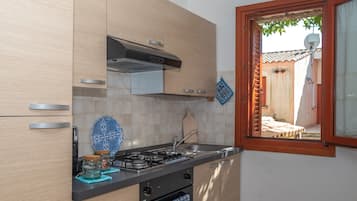 Frigorifero, forno, piano cottura, macchina per tè/caffè