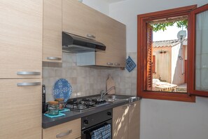 Kühlschrank, Ofen, Herdplatte, Wasserkocher mit Kaffee-/Teezubehör