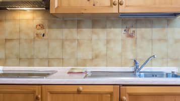 Kjøleskap, mikrobølgeovn, kokeplater og oppvaskmaskin