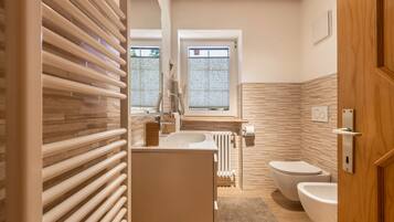 Dusche, kostenlose Toilettenartikel, Haartrockner, Handtücher