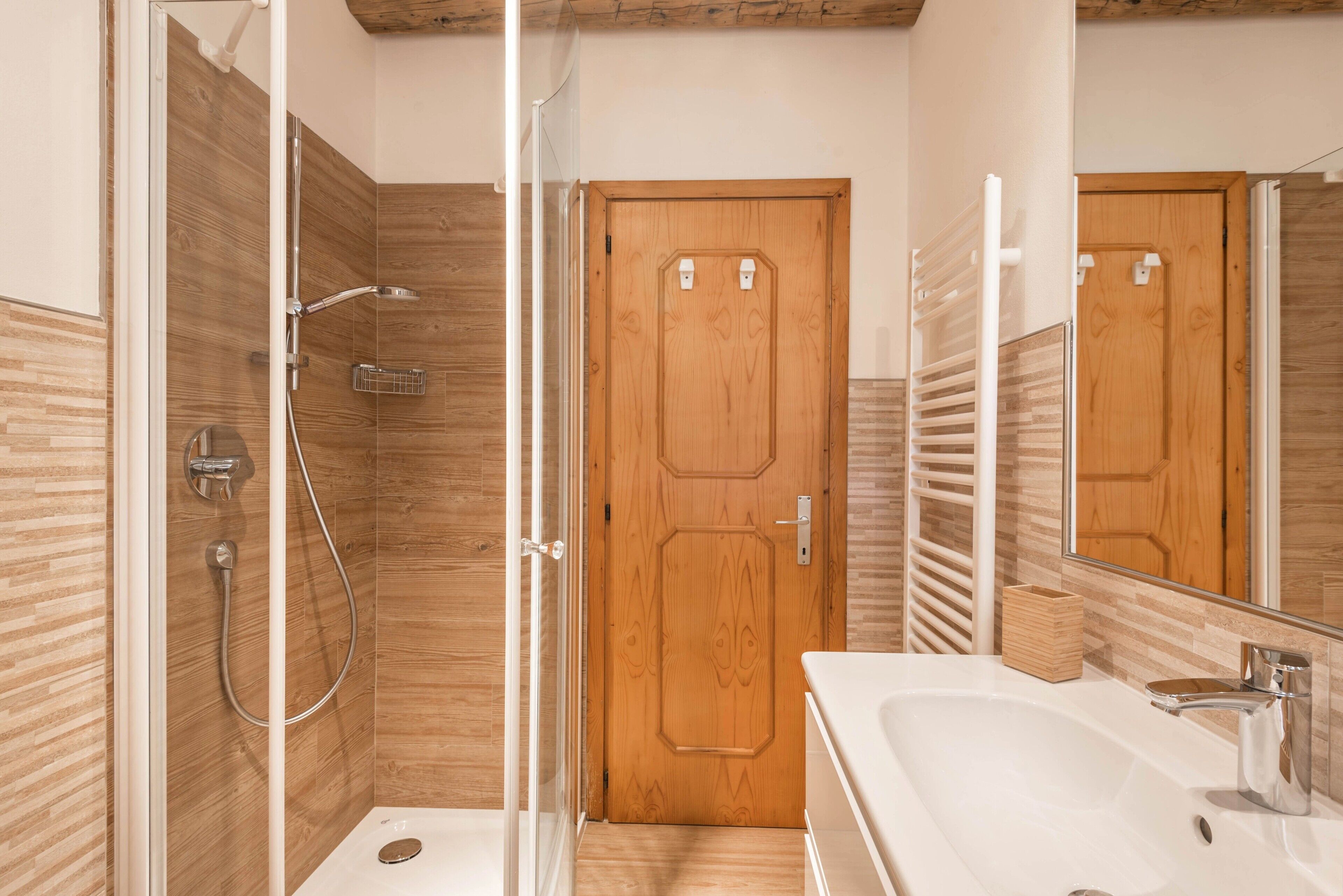 Een douche, gratis toiletartikelen, een haardroger, handdoeken