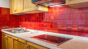Geladeira, micro-ondas, cooktop, lava-louças