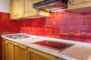 Frigorífico, microondas, placa de cocina y lavavajillas