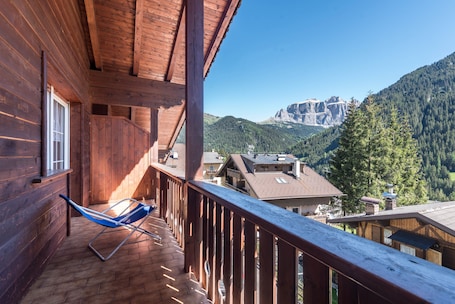 Unterkunftsgelände. Ferienwohnung Casa Lorenz 3 mit Bergblick, WLAN, Balkon & Garten