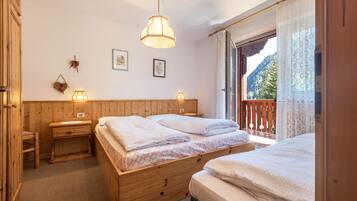 1 slaapkamer, een strijkplank/strijkijzer, gratis wifi, beddengoed