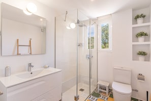 Shower, hair dryer, towels - Vacation Home Casa Gema with Mountain View, Pool, Wi-Fi, Garden & Terrace; Parking on Street Available (Selva)