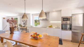 Kjøleskap, mikrobølgeovn, ovn og kokeplater