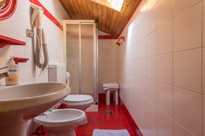 Dusche, Haartrockner, Handtücher