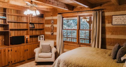Real Log Cabin + 34 acres + Creek + Barn + Easy Access + Nantahala Forest!