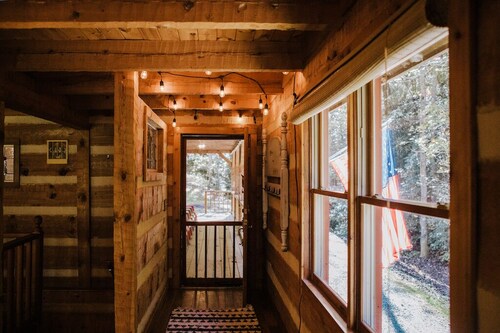 Real Log Cabin + 34 acres + Creek + Barn + Easy Access + Nantahala Forest!