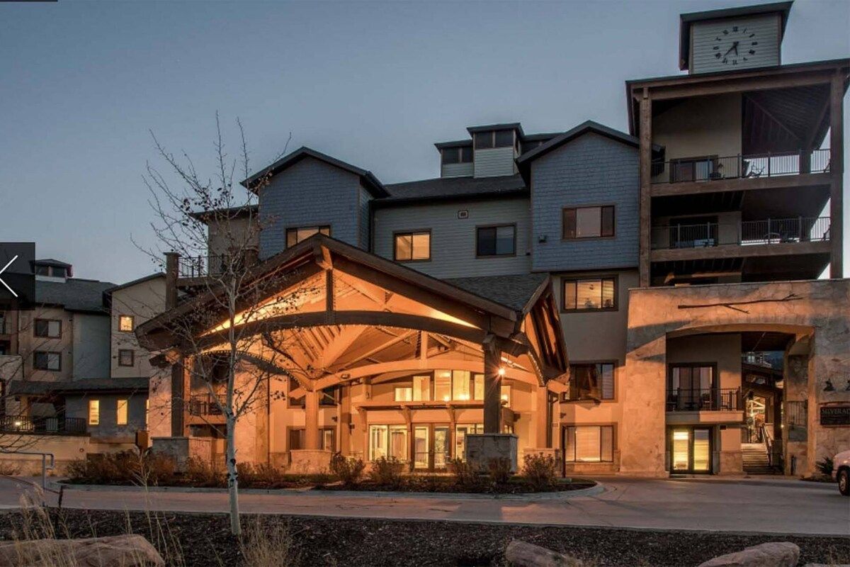 A multi-story hotel with a covered entrance and balconies.