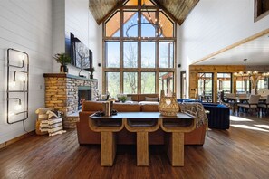 Televisio, takka, työhuone