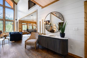 Televisio, takka, työhuone