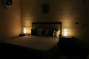 Desk, free WiFi, bed sheets - Comfort Inn Hotel (Lahore)