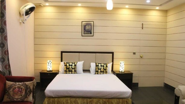Executive Room | Desk, WiFi (free), bed sheets - Comfort Inn Hotel (Lahore)
