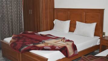 Quarto casal standard | Escrivaninha, espaço de trabalho para notebook, Wi-Fi de cortesia