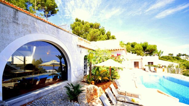 A poolside area with lounge chairs, a large umbrella, and a view of the pool. - 530674 Vista Mar - Font de Sa Cala - 530674 Vista Mar - Font de sa Cala (Font de Sa Cala)