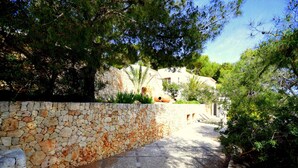 A stone wall and a paved path leading to a building. - 530674 Vista Mar - Font de Sa Cala - 530674 Vista Mar - Font de sa Cala (Font de Sa Cala)