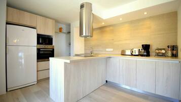 KĂŒhlschrank, Mikrowelle, Ofen, GeschirrspĂŒler