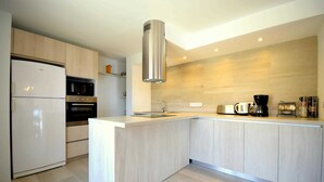 A modern kitchen with a central island, built-in oven, and stainless steel appliances. - 530674 Vista Mar - Font de Sa Cala - 530674 Vista Mar - Font de sa Cala (Font de Sa Cala)