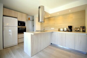 Kühlschrank, Mikrowelle, Ofen, Geschirrspüler