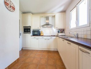 Réfrigérateur, four, plaque de cuisson, lave-vaisselle