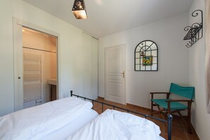 4 bedrooms, iron/ironing board, free WiFi, bed sheets