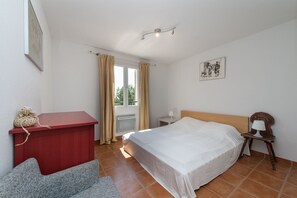 4 slaapkamers, een strijkplank/strijkijzer, gratis wifi, beddengoed