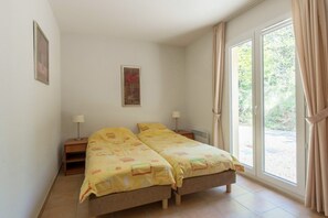 4 bedrooms, iron/ironing board, free WiFi, bed sheets