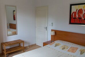 4 bedrooms, iron/ironing board, free WiFi, bed sheets