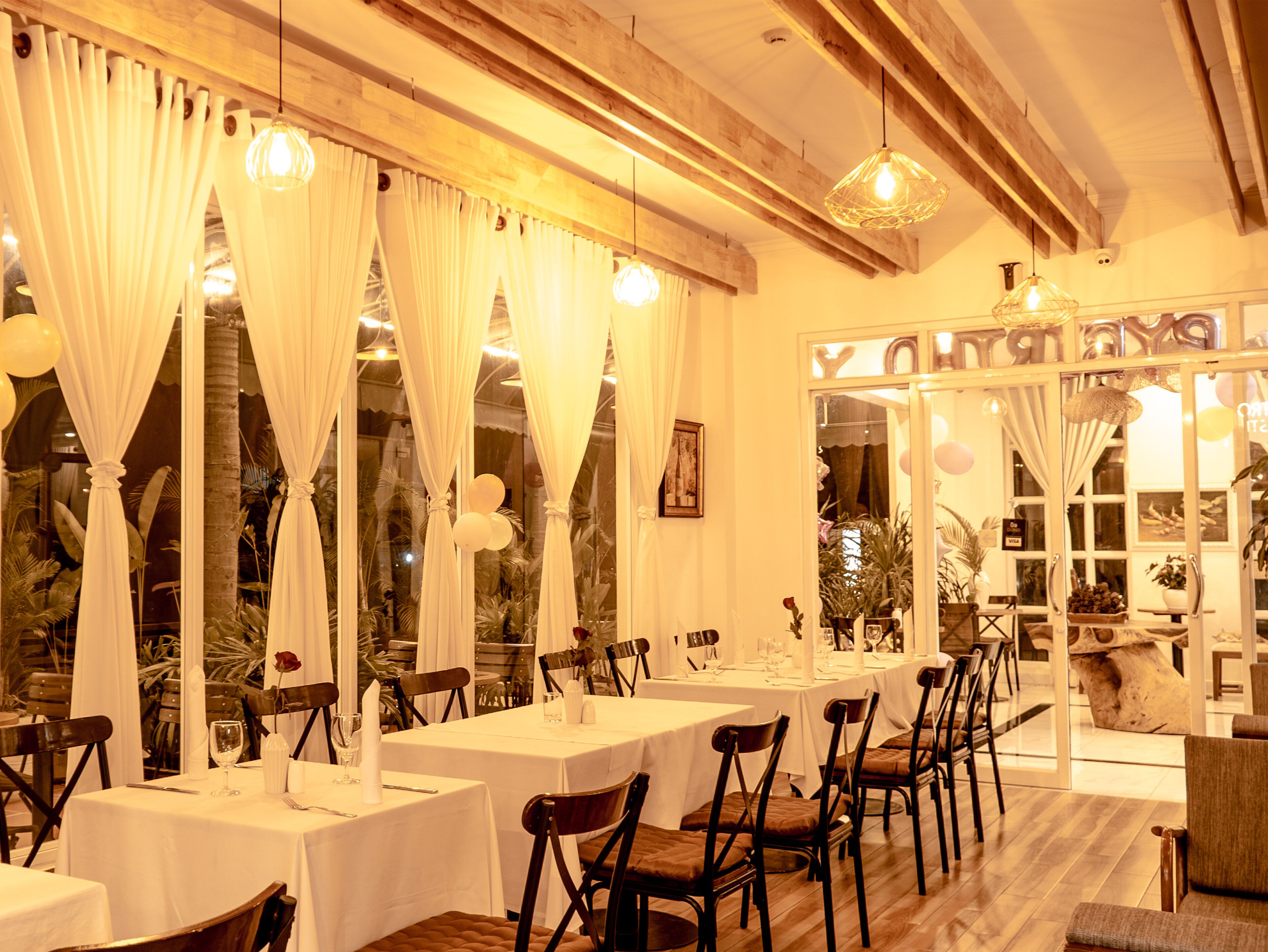 breakfast, lunch and dinner served