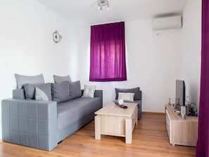 Huis (Nine Bedroom Holiday home with Swimmi) | Woonkamer | Een flatscreentelevisie