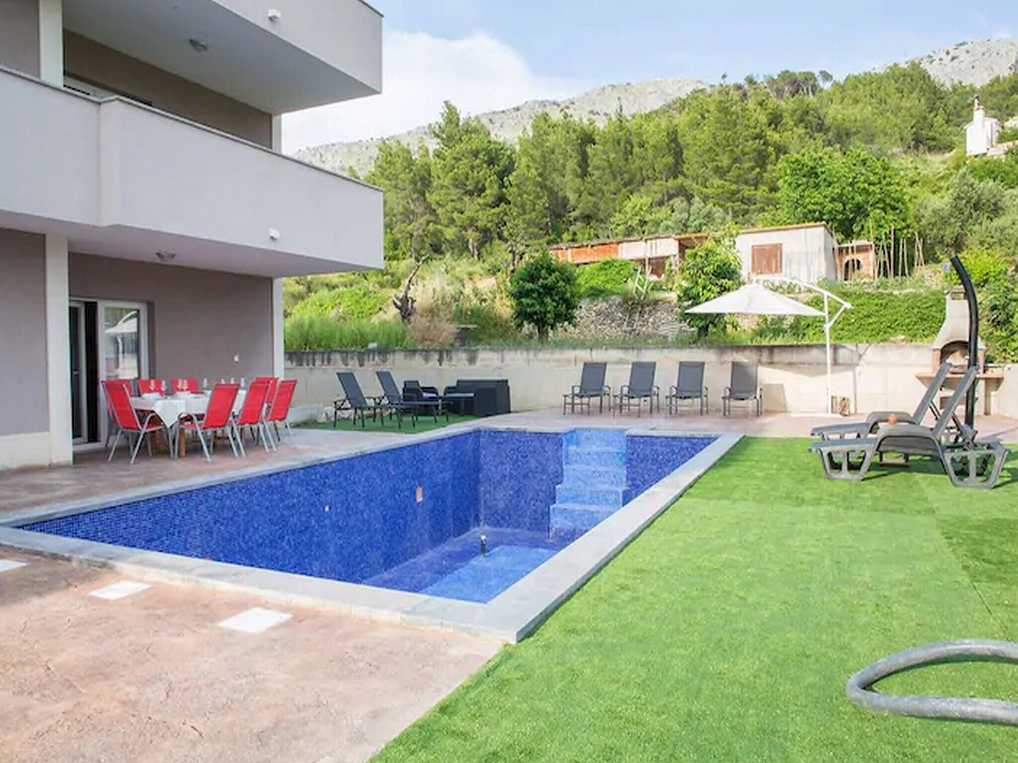 Ferienhaus (Nine Bedroom Holiday home with Swimmi) | Pool | Außenpool (je nach Saison geöffnet), Sonnenschirme, Liegestühle